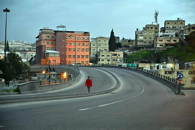Sixty-two per cent of Jordanians responding to a recent poll said that they are ‘for’ setting certain hours for citizens to secure their basic needs, while 37 per cent said that the hours should be extended (Photo by Amjad Ghsoun)